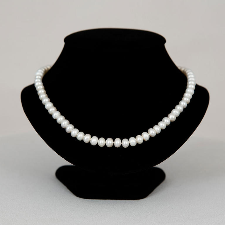 Button shape pearl necklace