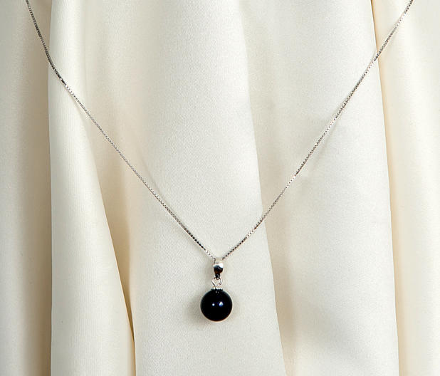 Black pearl pendant