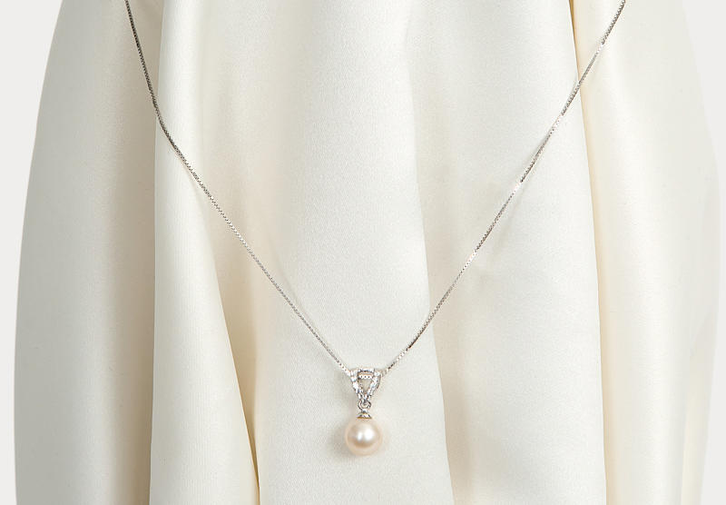Pendant with perfect pearl