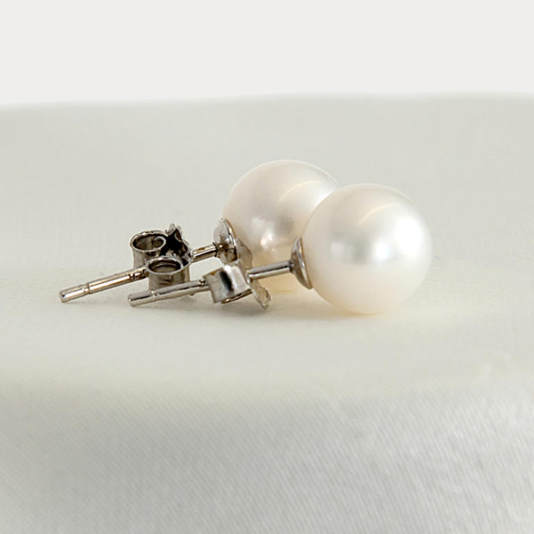 Pearl earrings perfect round