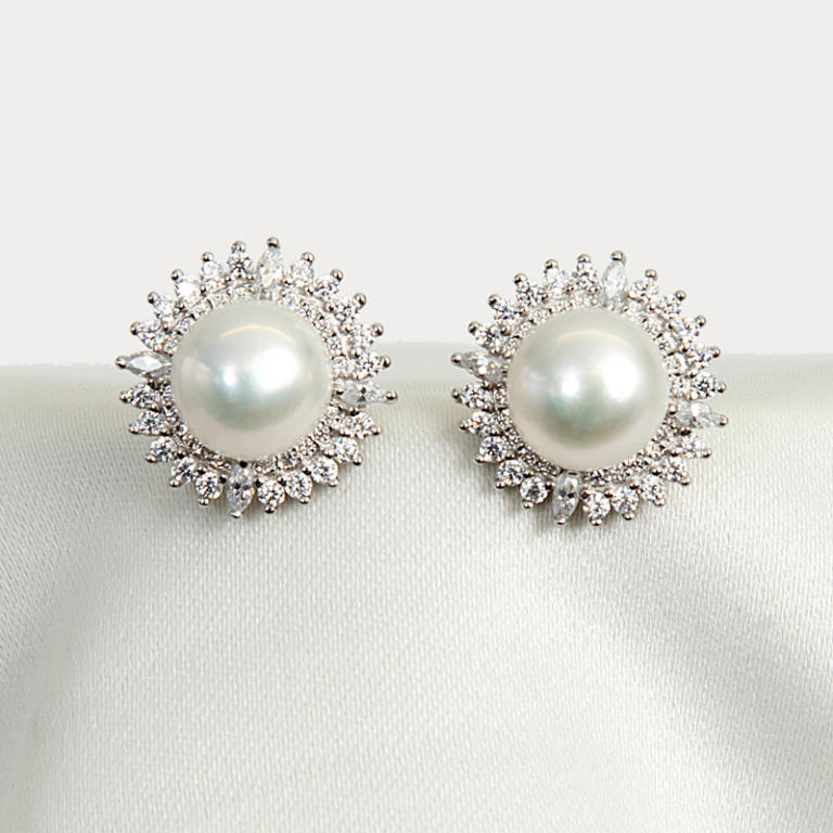Sparkling stud pearl earrings