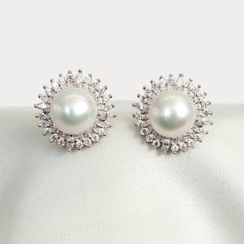 Sparkling stud pearl earrings