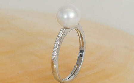 Pearl ring with diamonte