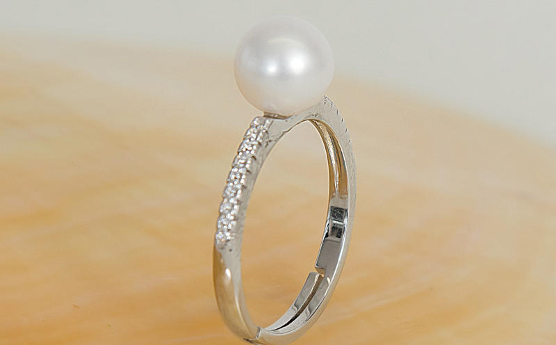 Pearl ring with diamonte