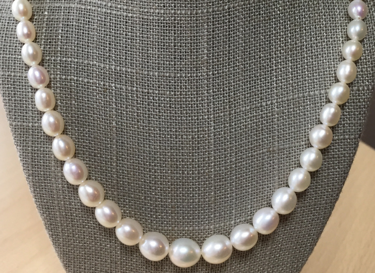 Graduated pearl necklace