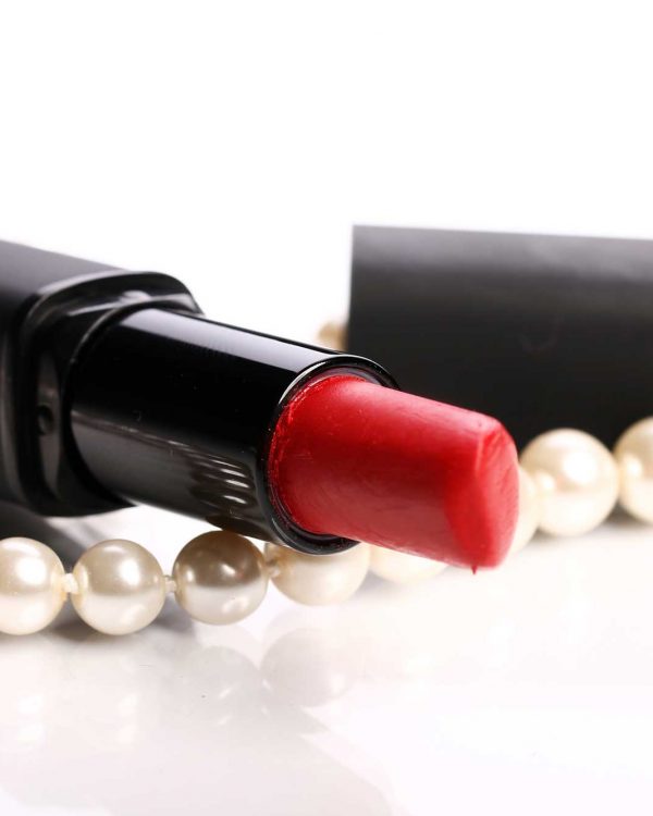 Red lipstick and Pearls