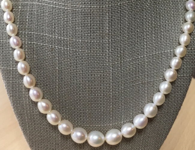 Graduated pearl necklace